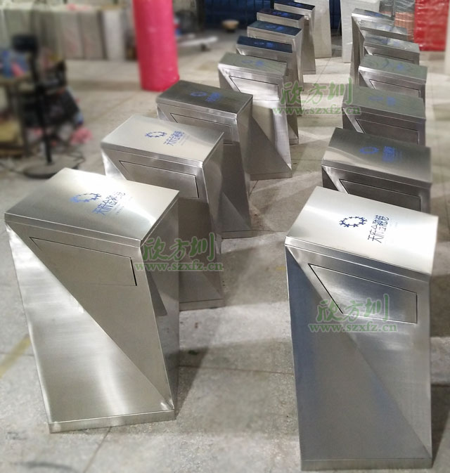 不銹鋼創(chuàng)意造型垃圾桶遠(yuǎn)銷四川金融港樓盤(pán)